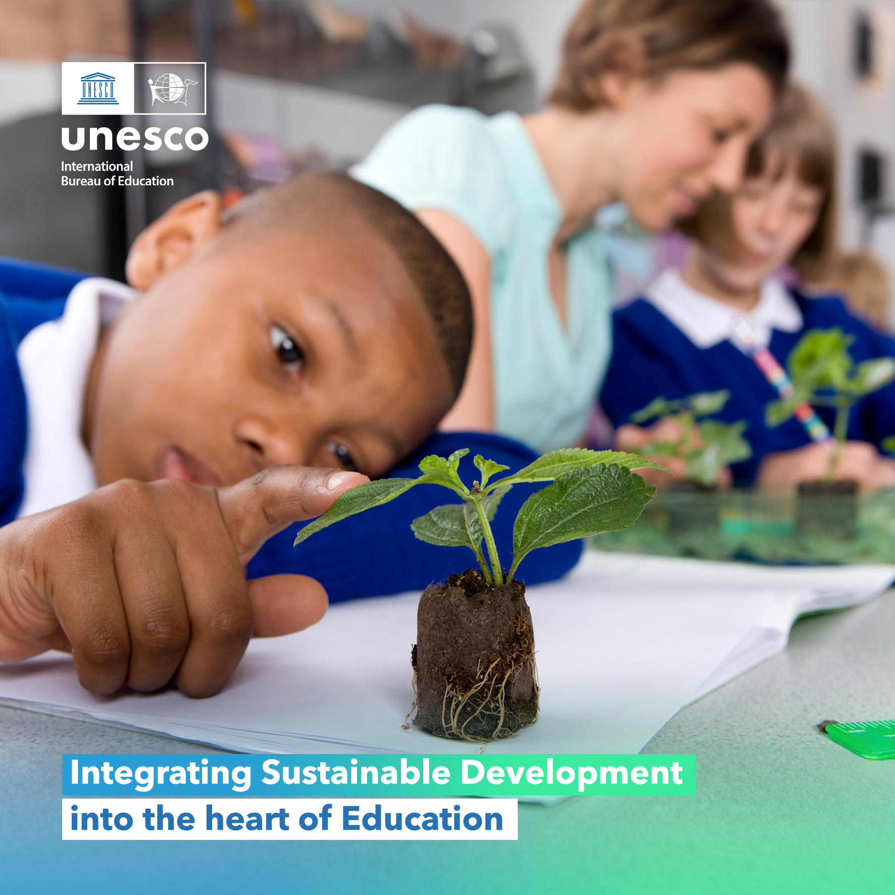 Format de fichier,Flyers A5,3 plis roulés,R° V°,recto,verso,Résolution d'impression,CMJN,DPI,Vectoriel,Maquette,Marges de coupe,Zone de sécurité,Traits de coupe,Finition,Pantone,Typographie,Contraste,Police de caractères,Font,Espacement des lignes,Formats standard,Fonds perdus,Contrôle qualité,Prépresse,mise en page,Couleurs,Espacement,éléments,Qualité d'impression,Densité d'encre,Gamme de couleurs,Épreuve,Plaque d'impression,Repérage,Calibrage des couleurs,Mode de couleur,infographie,graphisme,Flagship cards,Unesco,Unesco BIE